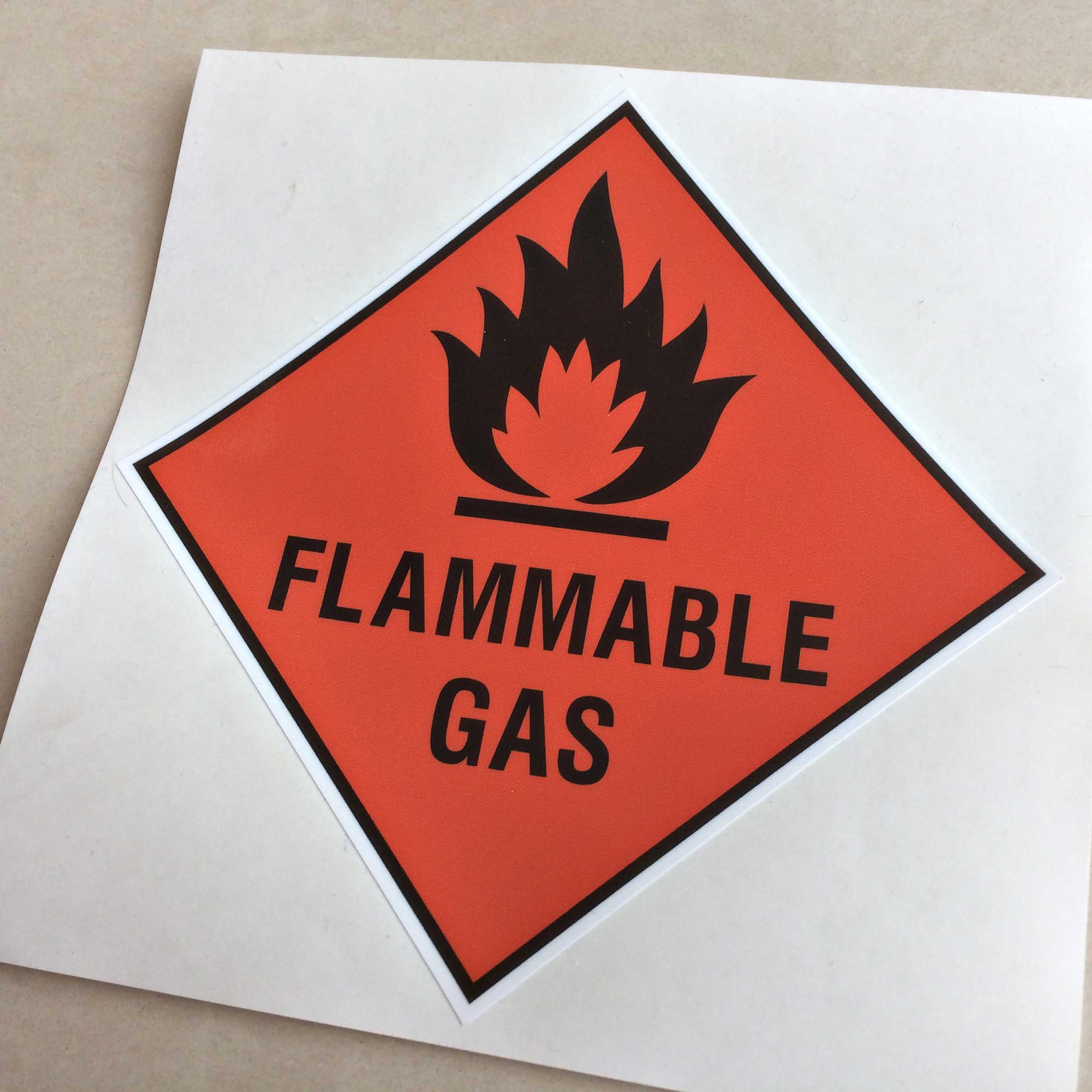 FLAMMABLE GAS LAMINATED STICKER. Flammable Gas in black capitals and a black flame on a red diamond.